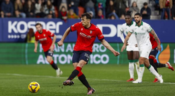 epa11968822 Osasuna's Ante Budimir scores the 1-0 goal from the penalty spot during the Spanish LaLiga soccer match between CA Osasuna and Getafe CF, in Pamplona, Spain, 16 March 2025.  EPA/Villar Lopez