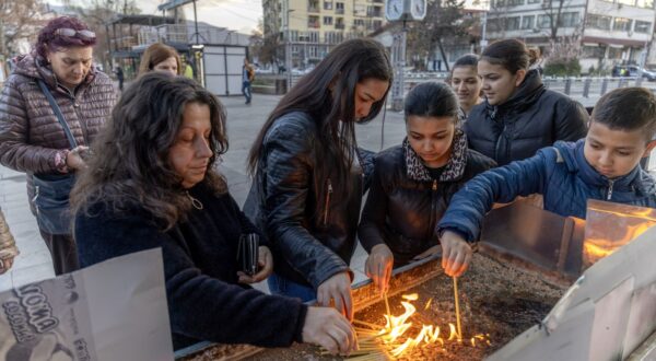 epa11968879 People light candles in honor of the victims who lost their lives in the fire in the 'Club Pulse' night club in Kocani, Republic of North Macedonia, 16 March 2025. A fire at a discotheque in Kocani in the early hours of 16 March 2025 claimed the lives of at least 50 people and left over 100 injured, according to initial reports from the Directorate for Protection and Rescue and the Center for Crisis Management.  EPA/GEORGI LICOVSKI  EPA-EFE/GEORGI LICOVSKI