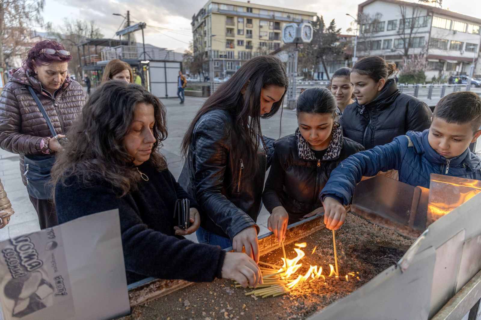 epa11968879 People light candles in honor of the victims who lost their lives in the fire in the 'Club Pulse' night club in Kocani, Republic of North Macedonia, 16 March 2025. A fire at a discotheque in Kocani in the early hours of 16 March 2025 claimed the lives of at least 50 people and left over 100 injured, according to initial reports from the Directorate for Protection and Rescue and the Center for Crisis Management.  EPA/GEORGI LICOVSKI  EPA-EFE/GEORGI LICOVSKI