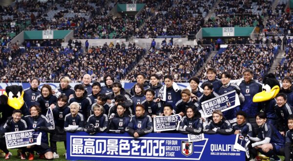 epa11976064 Japan players pose after qualifying after winning the FIFA World Cup 2026 qualifier soccer match between Japan and Bahrain in Saitama, Japan, 20 March 2025.  EPA/FRANCK ROBICHON