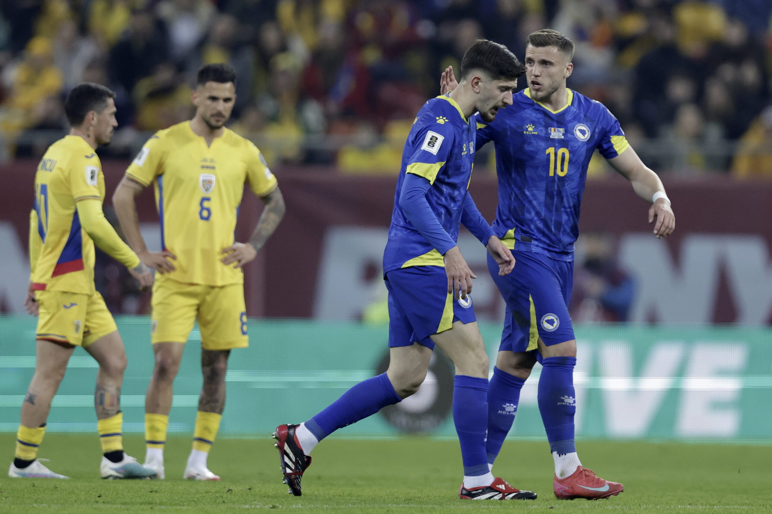 epa11979659 Armin Gigovic (2-R) of Bosnia and Herzegovina celebrates with teammate Ermedin Demirovic (R) after scoring the 0-1 goal during the FIFA World Cup 2026 qualification match between Romania and Bosnia and Herzegovina in Bucharest, Romania, 21 March 2025.  EPA/ROBERT GHEMENT