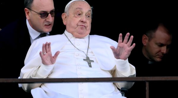 epa11982940 Pope Francis (C) greets and blesses the faithful from the balcony of the Gemelli hospital where has been hospitalized, in Rome, Italy, 23 March 2025. Pope Francis will be discharged on 23 March with a prescription for at least two months of convalescence after spending more than five weeks in the hospital for bilateral pneumonia.  EPA/ETTORE FERRARI