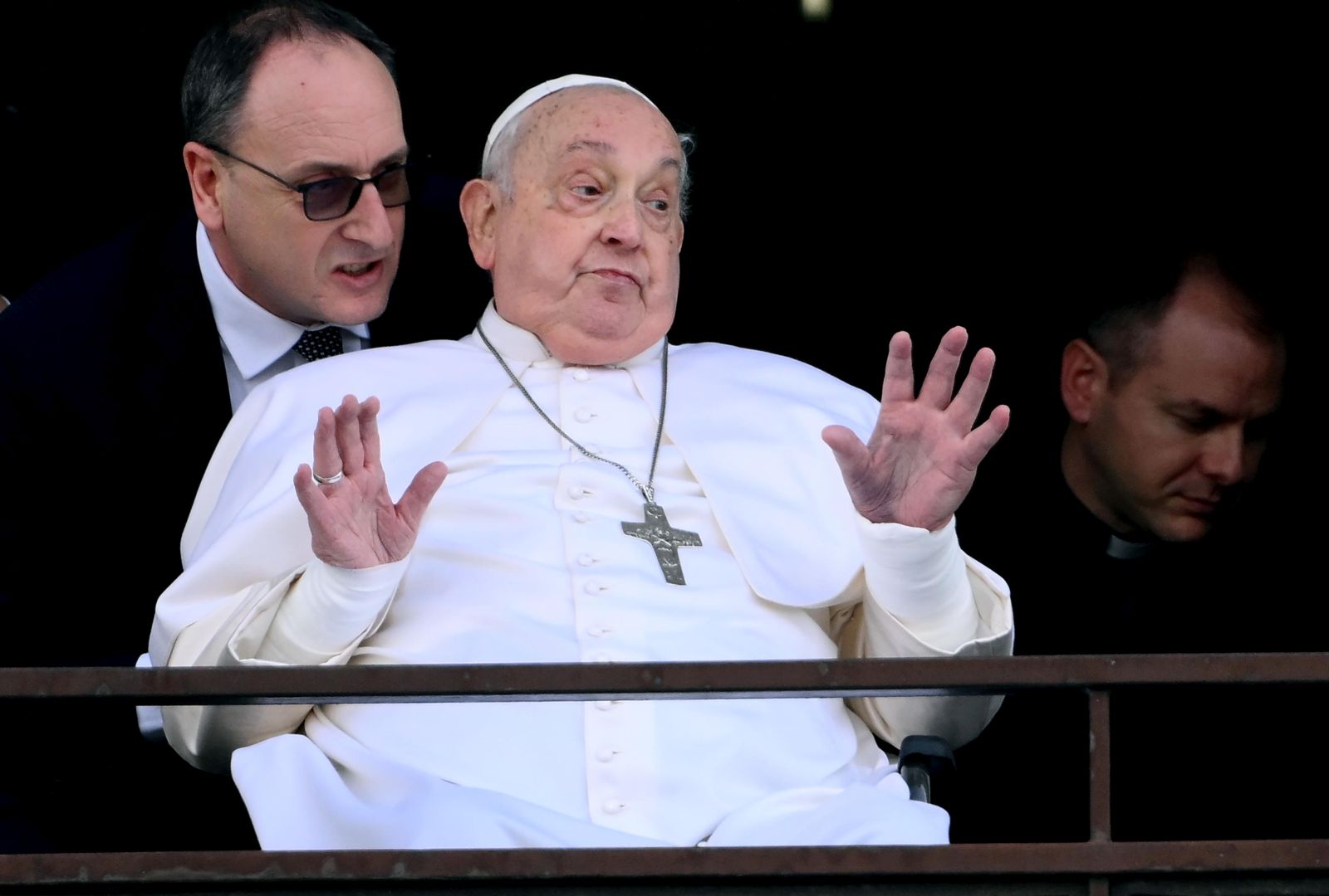 epa11982940 Pope Francis (C) greets and blesses the faithful from the balcony of the Gemelli hospital where has been hospitalized, in Rome, Italy, 23 March 2025. Pope Francis will be discharged on 23 March with a prescription for at least two months of convalescence after spending more than five weeks in the hospital for bilateral pneumonia.  EPA/ETTORE FERRARI