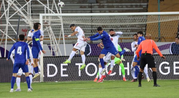 epa11987700 Saleh Hardani of Iran in action against Eldor Shourodov of Uzbekistan during the FIFA World Cup 2026 qualification match between Iran and Uzbekistan in Tehran, Iran, 25 March 2025.  EPA/ABEDIN TAHERKENAREH