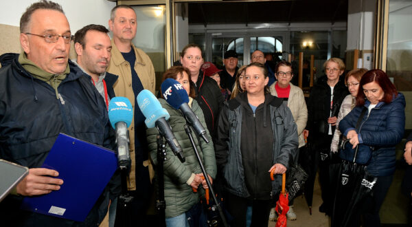 Karlovac, 27.03.2025. - Po završetku tromjesečnih razgovora s gradonačelnikom Karlovca Damirom Mandićem, vodstvom Vodovoda i kanalizacije kao nositelja infrastrukturnog projekta Aglomeracija Karlovac- Duga Resa, predstavnici inicijativa nezadovoljnih građana i vlasnika 66 objekata oštećenih radovima, održali su danas prije 48. sjednice Gradskog vijeća na ulazu u zgradu lokalne samouprave konferenciju za medije. Na fotografiji Milan Medić, koordinator inicijativa građana 1579 i nezadovoljni građani.
foto HINA/ Mladen VOLARIĆ/ mv