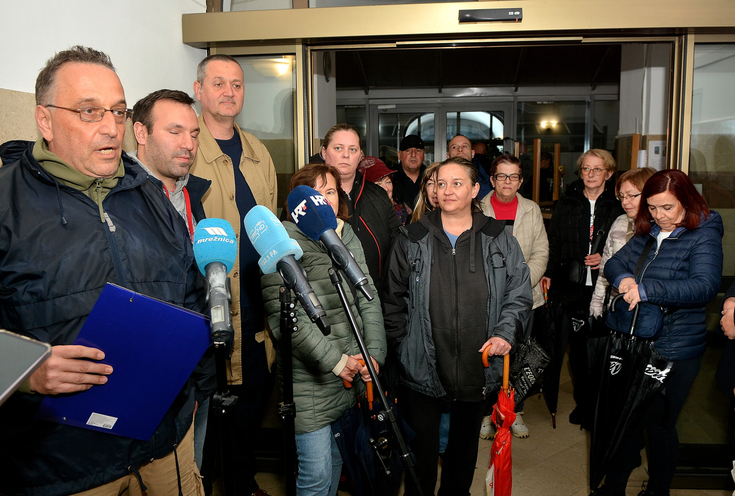 Karlovac, 27.03.2025. - Po završetku tromjesečnih razgovora s gradonačelnikom Karlovca Damirom Mandićem, vodstvom Vodovoda i kanalizacije kao nositelja infrastrukturnog projekta Aglomeracija Karlovac- Duga Resa, predstavnici inicijativa nezadovoljnih građana i vlasnika 66 objekata oštećenih radovima, održali su danas prije 48. sjednice Gradskog vijeća na ulazu u zgradu lokalne samouprave konferenciju za medije. Na fotografiji Milan Medić, koordinator inicijativa građana 1579 i nezadovoljni građani.
foto HINA/ Mladen VOLARIĆ/ mv