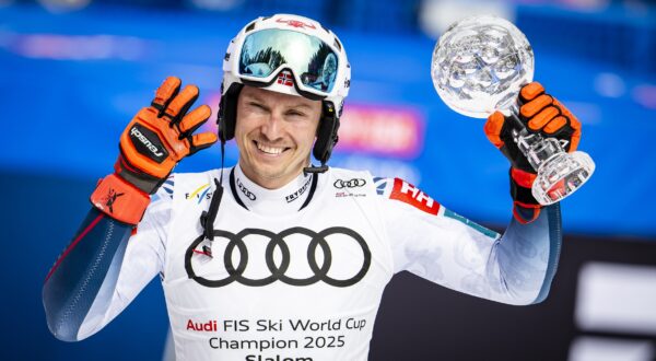 epa11992843 Henrik Kristoffersen of Norway celebrates with the men's Slalom discipline leader crystal globe trophy during the second run of the men's Slalom race at the FIS Alpine Ski World Cup Finals, in Sun Valley, Idaho, USA, 27 March 2025.  EPA/JEAN-CHRISTOPHE BOTT