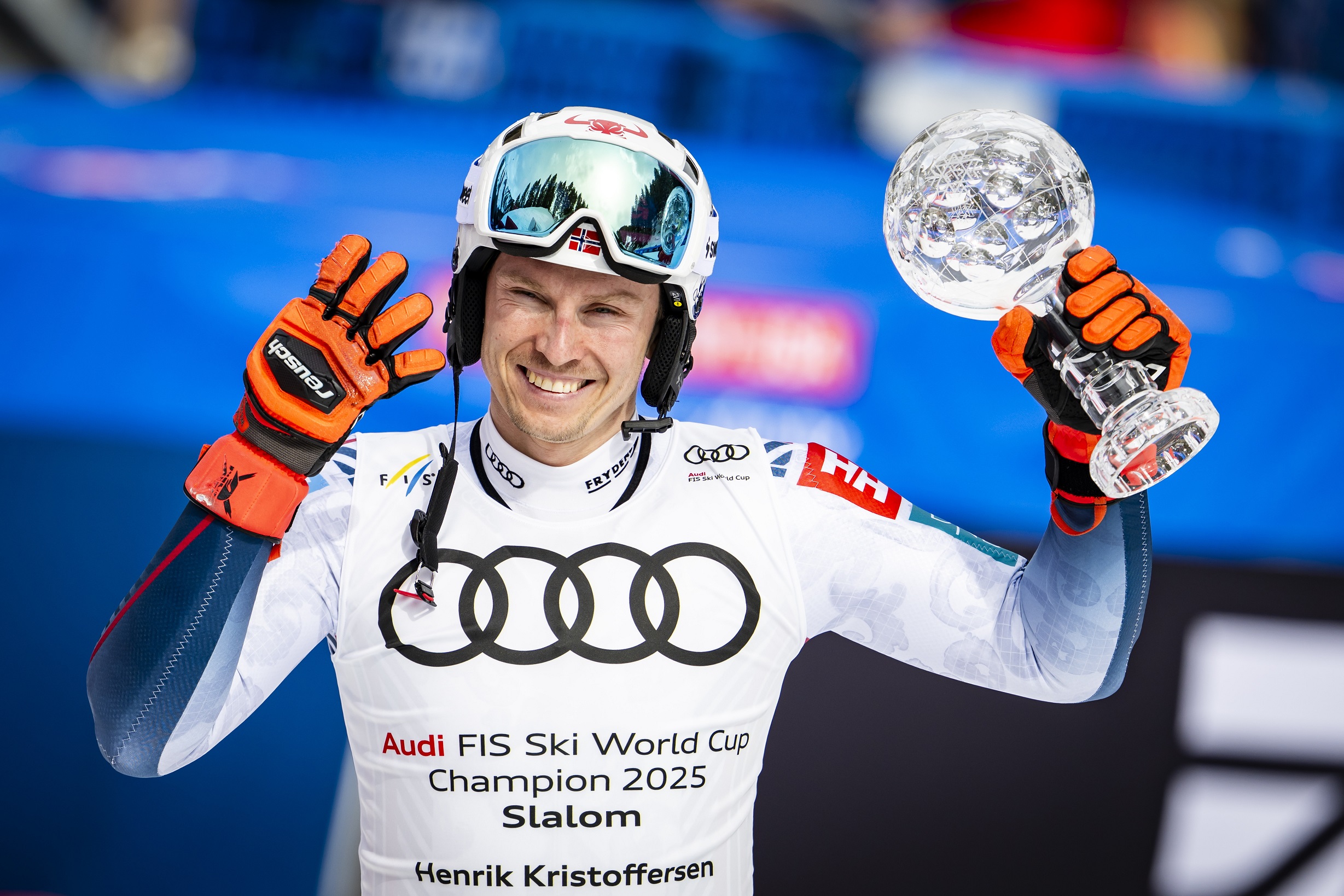 epa11992843 Henrik Kristoffersen of Norway celebrates with the men's Slalom discipline leader crystal globe trophy during the second run of the men's Slalom race at the FIS Alpine Ski World Cup Finals, in Sun Valley, Idaho, USA, 27 March 2025.  EPA/JEAN-CHRISTOPHE BOTT