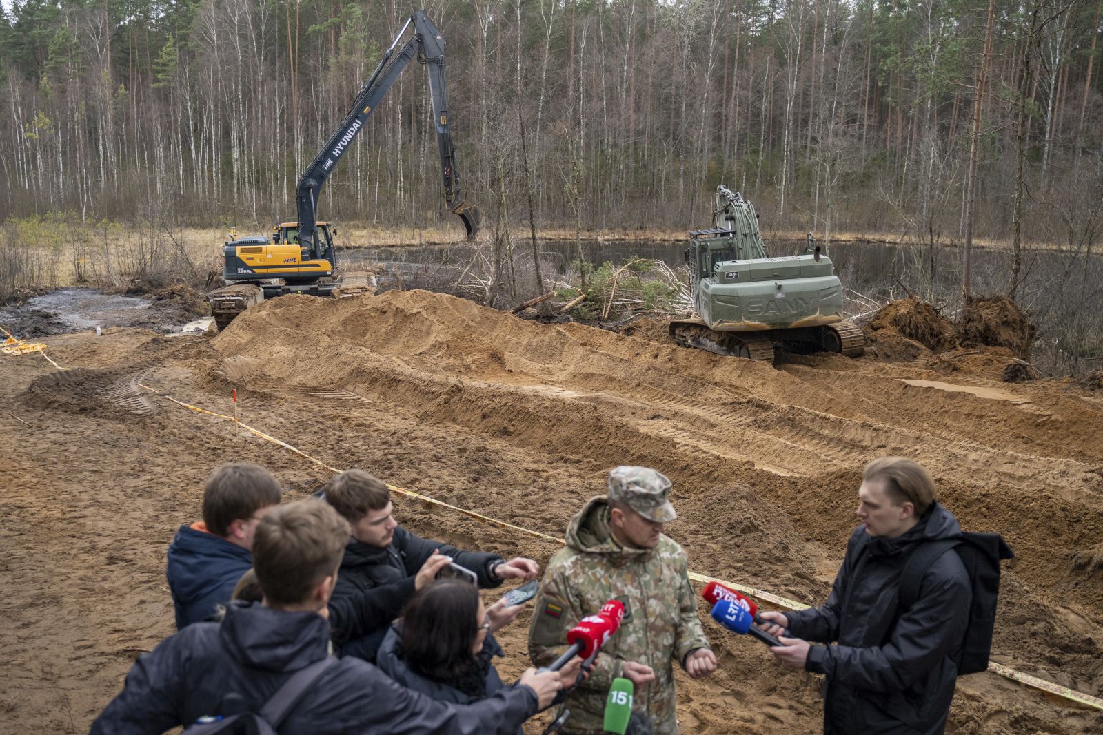 epa11994307 A handout photo made available by the Lithuanian Ministry of National Defense shows the rescue operations at the General Silvestras Zukauskas training ground as the search for four US soldiers continues, in Pabrade, Lithuania, 28 March 2025. Four US soldiers were reported missing in a training area near the city of Pabrade on 25 March, the Lithuanian Armed Forces said in a statement.  EPA/LUKAS KALVAITIS/LITHUANIAN MINISTRY OF NATIONAL DEFENCE/HANDOUT HANDOUT EDITORIAL USE ONLY/NO SALES