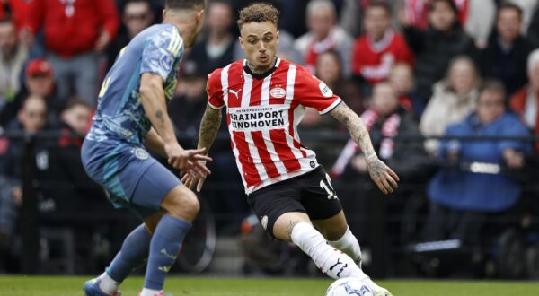 epa11999240 Lucas Rosa of Ajax and Noa Lang (R) of PSV Eindhoven in action during the Dutch Eredivisie match between PSV Eindhoven and AFC Ajax at Phillips Stadium in Eindhoven, Netherlands, 30 March 2025.  EPA/MAURICE VAN STEEN