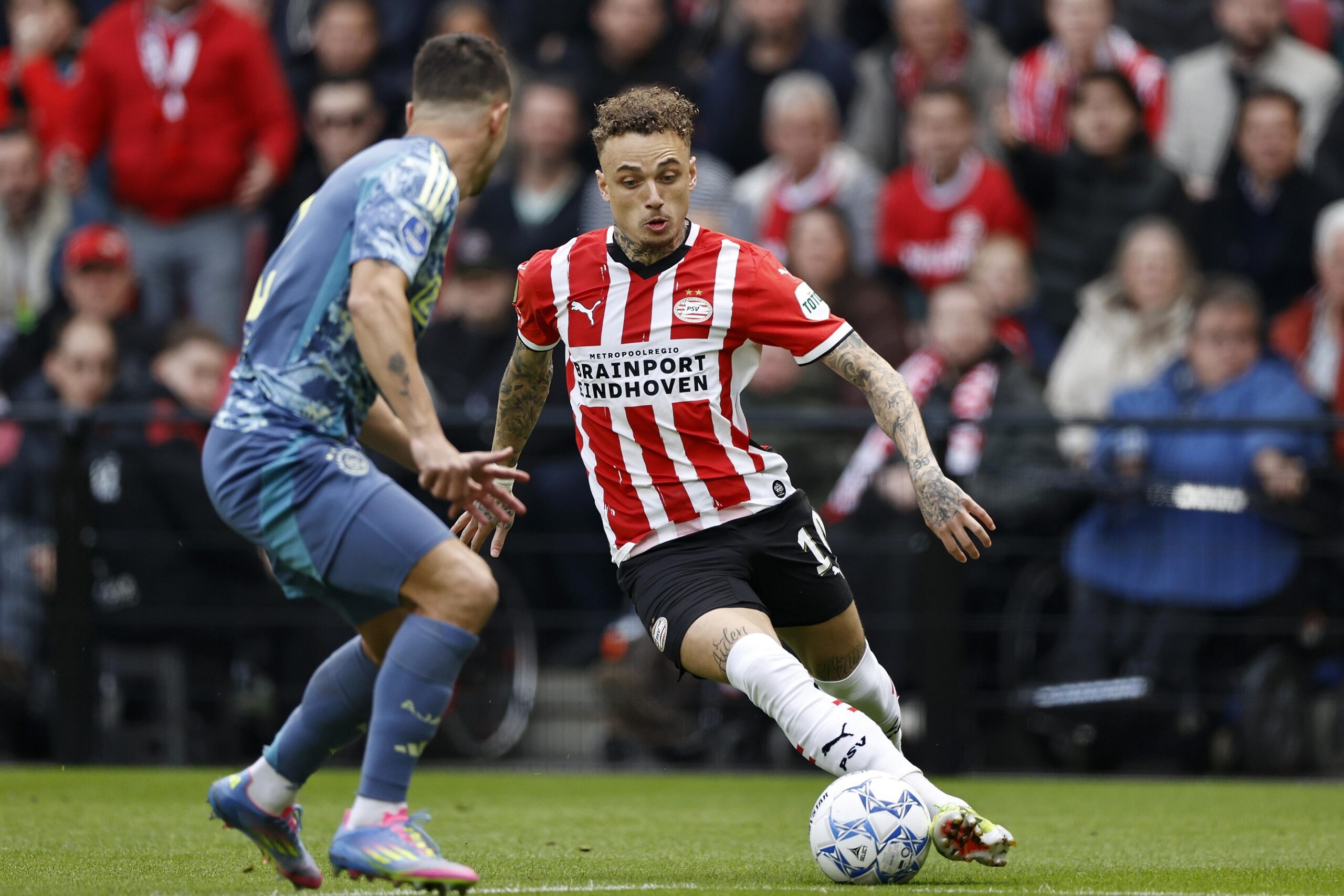 epa11999240 Lucas Rosa of Ajax and Noa Lang (R) of PSV Eindhoven in action during the Dutch Eredivisie match between PSV Eindhoven and AFC Ajax at Phillips Stadium in Eindhoven, Netherlands, 30 March 2025.  EPA/MAURICE VAN STEEN