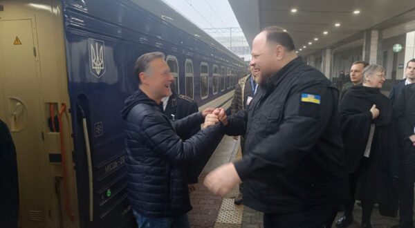 Zagreb, 31.03.2025 - Predsjednik Hrvatskoga sabora Gordan Jandrokoviæ doputovao je u ponedjeljak ujutro u Ukrajinu kako bi sudjelovao na parlamentarnom samitu koji Vrhovna Rada organizira u povodu obiljeavanja treæe godinjice osloboðenja grada Buèe, koja je postala simbol ruskih zloèina, priopæeno je iz Ured predsjednika Sabora.Domaæin parlamentarnog sastanka na vrhu je predsjednik ukrajinskog parlamenta - Vrhovne Rade - Ruslan Stefanèuk. foto HINA/ Hrvatski sabor/ ik