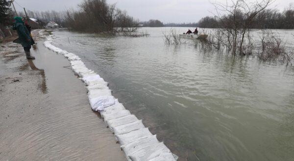 21.03.2018., Kosutarica / Mlaka - HGSS, vatrogasne postrojbe i hrvatska vojska vec cetrvrti dan vode borbu s nabujalom Savom koja prijeti izljevanjem iz korita. Najveca opasnost jos uvijek prijeti selu Mlaka koje je u potpunom okruzenju vode i odsjeceno je od svijeta. Preko dvadeset camaca jos uvjek dovozi vrece s pjeskom kako bi se utvdili nasipi i obranilo selo iako je voda vec prodrla u neka napustena dvorista, medjutim kako navode mjerodavne sluzbe vodostaj Save je u padu i svi se nadaju da je najveca opasnost prosla.rPhoto: Robert Anic/PIXSELL