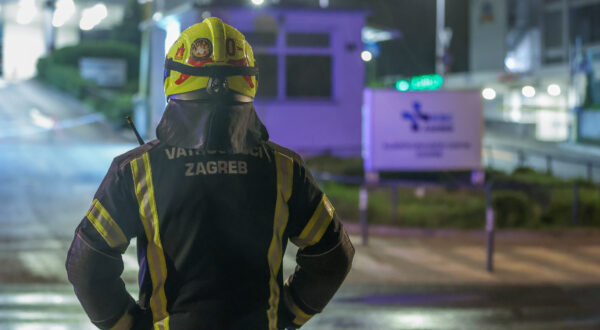 27.03.2025., Zagreb - Dio fasade zgrade hitnog prijema KBC Zagreb odvojio se uslijed jakog vjetra te prijeti opasnost od pada. Vatrogasci i policija su na terenu. Photo: Sanjin Strukic/PIXSELL