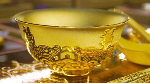 HANGZHOU, CHINA - JANUARY 8, 2024 - A gold bowl is displayed at a gold shop in Hangzhou city, Zhejiang province, China, Jan 8, 2024. (Photo by CFOTO/Sipa USA) Photo: Costfoto/SIPA USA