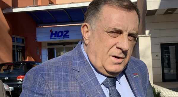 Mostar, 03.03.2025. - U Mostaru su se nenajavljeno sastali lideri HDZ-a BiH Dragan Čović i SNSD-a Milorad Dodik. Nakon završetka sastanka, Dodik je izjavio da će ministri SNSD-a podržati proračun na sutrašnjoj sjednici Vijeća ministara, ali ne i zakon o Sudu BiH i VSTV-u BiH. Sastanak je održan nedugo nakon presude Dodiku i odluka vlasti RS-a kojim se osporavaju državne institucije u BiH. Na fotografiji Milorad Dodik. foto HINA/ Zoran Krešić/ zk