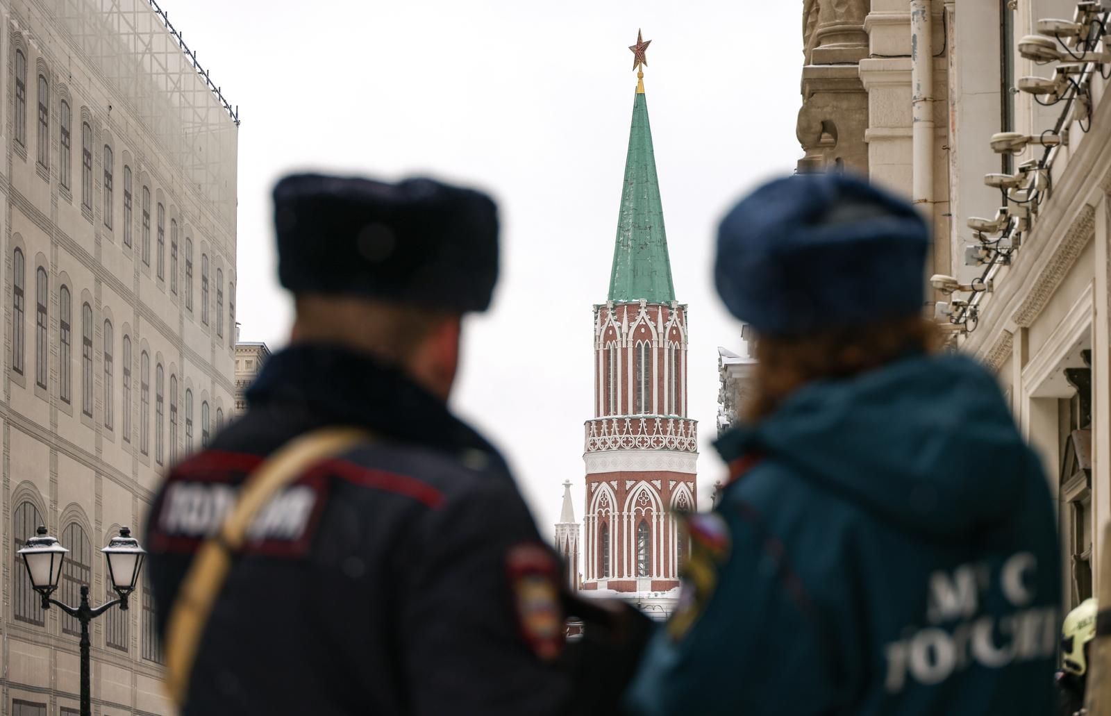 RUSSIA, MOSCOW - FEBRUARY 6, 2024: A police officer and an emergency worker are seen as firefighters battle a fire that hit a building undergoing reconstruction in Nikolskaya Street. According to preliminary information from the Russian Emergencies Ministry, no casualties have been reported. Artyom Geodakyan/TASS/Sipa USA Photo: Tass/SIPA USA