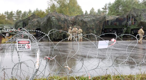 16 September 2024, Bavaria, Kümmersbruck: Soldiers stand in front of the mobile command center. During the media day for the NATO command post exercise Avenger Triad 24, a complete mobile command center with a mobile command post was moved from a barracks to the Kümmersbruck military training area within 24 hours. Soldiers from numerous NATO countries are taking part in the exercise - including Estonia, France, Germany, Great Britain, Italy, Latvia, Lithuania, the Netherlands, Poland, Spain and the USA. The exercise will take place from September 9 to 19 at various locations in Europe. Photo: Daniel Löb/dpa Photo: Daniel Löb/DPA