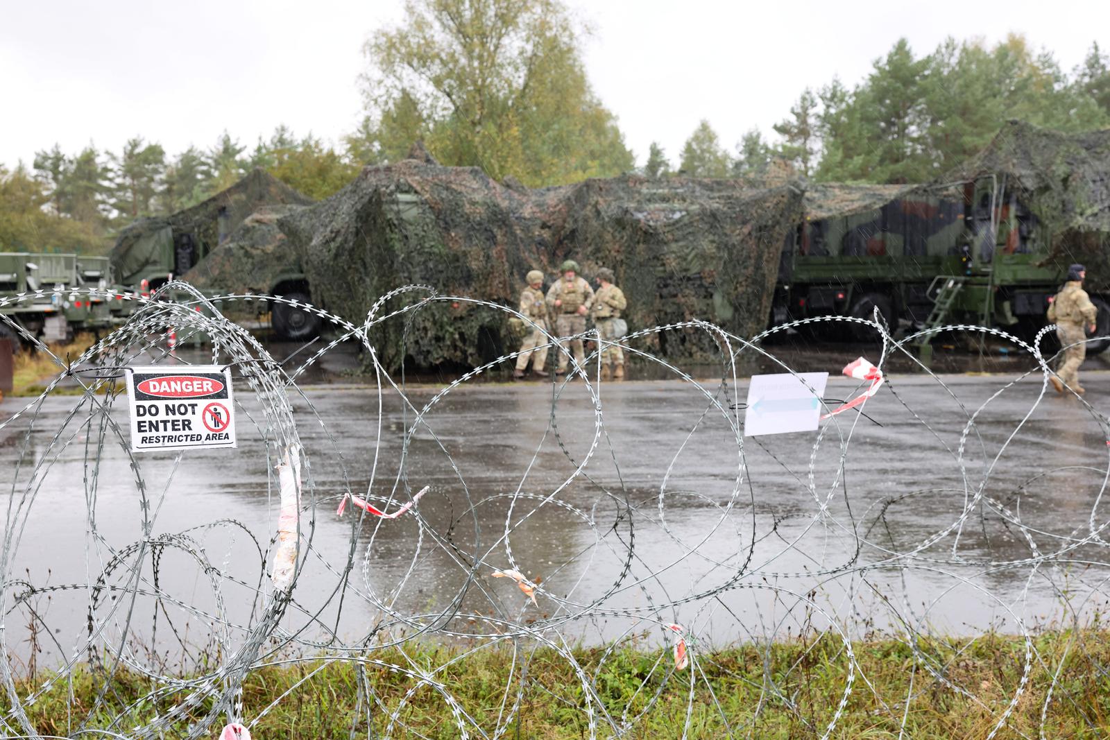 16 September 2024, Bavaria, Kümmersbruck: Soldiers stand in front of the mobile command center. During the media day for the NATO command post exercise Avenger Triad 24, a complete mobile command center with a mobile command post was moved from a barracks to the Kümmersbruck military training area within 24 hours. Soldiers from numerous NATO countries are taking part in the exercise - including Estonia, France, Germany, Great Britain, Italy, Latvia, Lithuania, the Netherlands, Poland, Spain and the USA. The exercise will take place from September 9 to 19 at various locations in Europe. Photo: Daniel Löb/dpa Photo: Daniel Löb/DPA