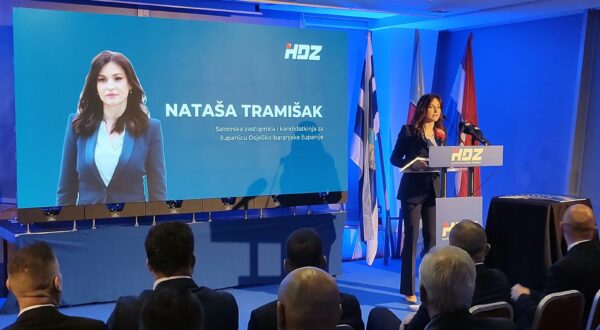 Osijek, 29.3.2025.- Kandidatkinja HDZ-a za upanicu Osjeèko-baranjske upanije Nataa Tramiak u subotu je u Osijeku predstavila izborni program koji je usmjeren na buduænost Slavonije i Baranje, zadravanje ljudi u ovom prostoru i povratak iseljenih mladih osoba. 
foto HINA/ Tomislav PRUSINA/ ua