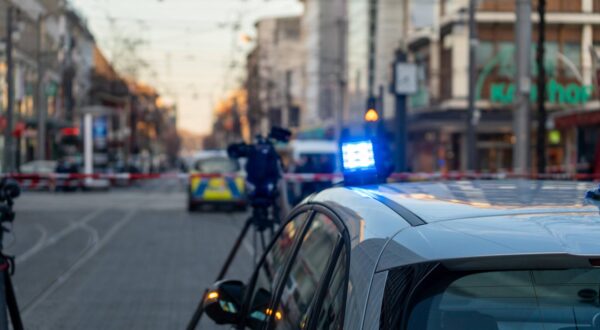 Mannheim, Baden-Württemberg, Germany - March 3, 2025: Car crashes into a crowd of people in Mannheim city center, injuring several people and killing some. Police are on the scene with several vehicles *** Auto Rast in der Mannheimer Innenstadt in eine Menschenmenge wobei mehrere Personen verletzt und teilweise getötet wurden. Am Tatort befindet sich die Polizei mit mehreren Fahrzeugen vor Ort Photo: IMAGO/Michael Bihlmayer/IMAGOSTOCK&PEOPLE
