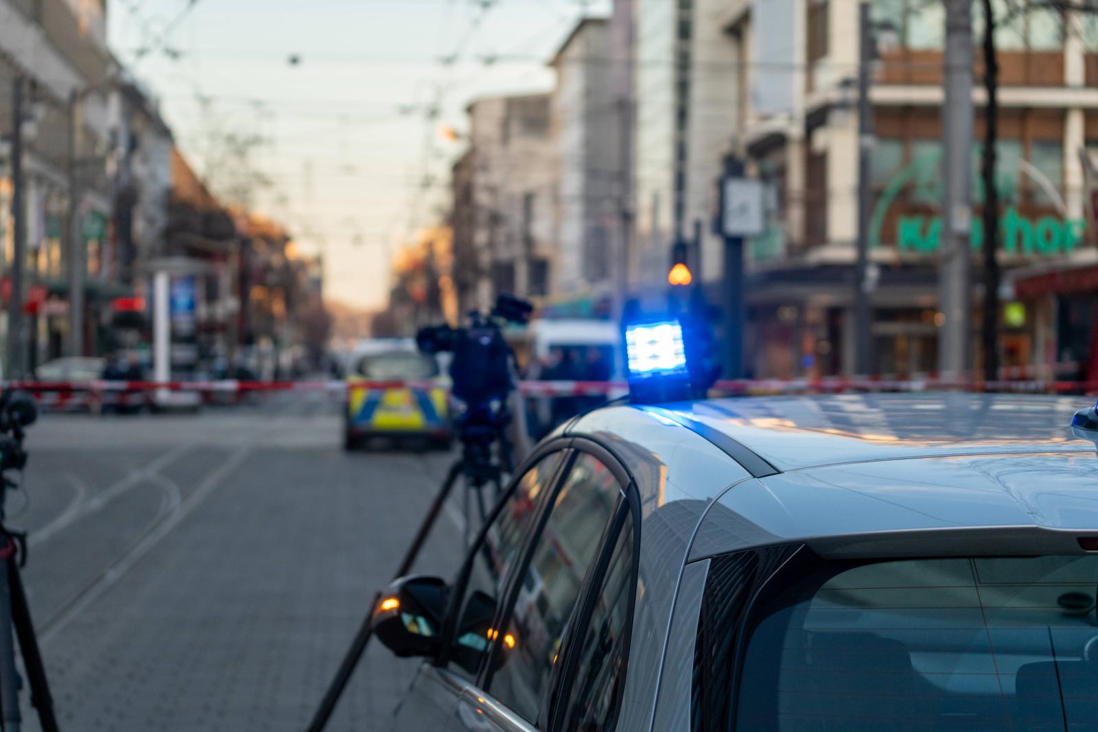 Mannheim, Baden-Württemberg, Germany - March 3, 2025: Car crashes into a crowd of people in Mannheim city center, injuring several people and killing some. Police are on the scene with several vehicles *** Auto Rast in der Mannheimer Innenstadt in eine Menschenmenge wobei mehrere Personen verletzt und teilweise getötet wurden. Am Tatort befindet sich die Polizei mit mehreren Fahrzeugen vor Ort Photo: IMAGO/Michael Bihlmayer/IMAGOSTOCK&PEOPLE