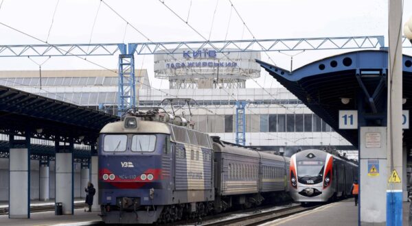 Intercity train from Kyiv to Dnipro seen at Kyivs main railway station, Kyiv-Pasazhyrskyi. Kyiv Kyiv City Ukraine Photo: IMAGO/Andreas Stroh/IMAGOSTOCK&PEOPLE
