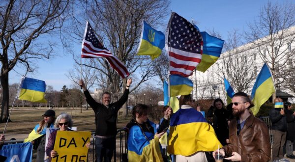 Demonstrators protest ahead of President Donald Trump address to a joint session of Congress in Washington, District of Columbia, USA - 28 Feb 2025. Demonstrators with U.S. and Ukrainian flags rally near the U.S. Capitol ahead of President Donald Trump address to a joint session of Congress in Washington D.C. on March 4, 2025. President Donald Trump is ordering a pause on shipments of US military aid to Ukraine after his heated Oval Office argument with Ukrainian President Volodymyr Zelensky last week. WASHINGTON DC UNITED STATES Copyright: xGentxShkullakux Photo: IMAGO/Gent Shkullaku/IMAGOSTOCK&PEOPLE