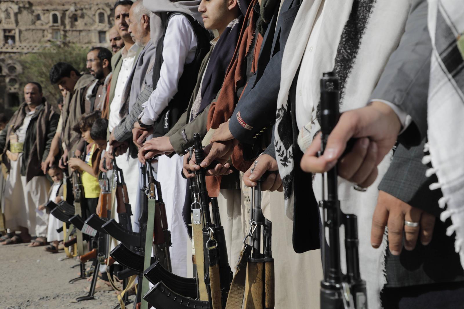 Pro Palestine armed protest in Yemen Armed Hotuhis carry guns during a pro Palestine protest in Sana a, Yemen, 11 March 2025. Abdul-Malik al-Houthi, the head of Yemen s Houthi movement, has declared that his group will restart maritime attacks against Israel unless the blockade obstructing aid to the Gaza Strip is removed. IMAGO/ Sanaa Yemen Copyright: xHamzaxAlix Photo: IMAGO/Hamza Ali/IMAGOSTOCK&PEOPLE