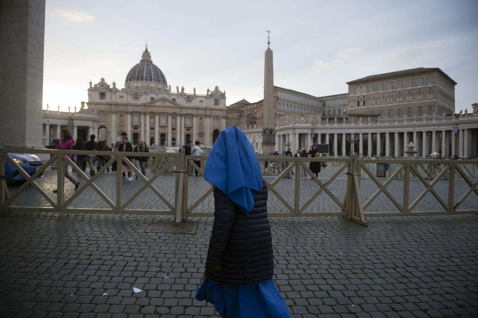 **NO LIBRI** Italy, Rome, Vatican, 2025/3/11 A nun arrives for  a Rosary prayer for Pope Francis, in St.Peter's Square at the Vatican Photograph by ALESSIA GIULIANI / Catholic Press Photo (Photo by ALESSIA GIULIANI / ipa-agency.net/IPA/Sipa USA) Photo: IPA/SIPA USA