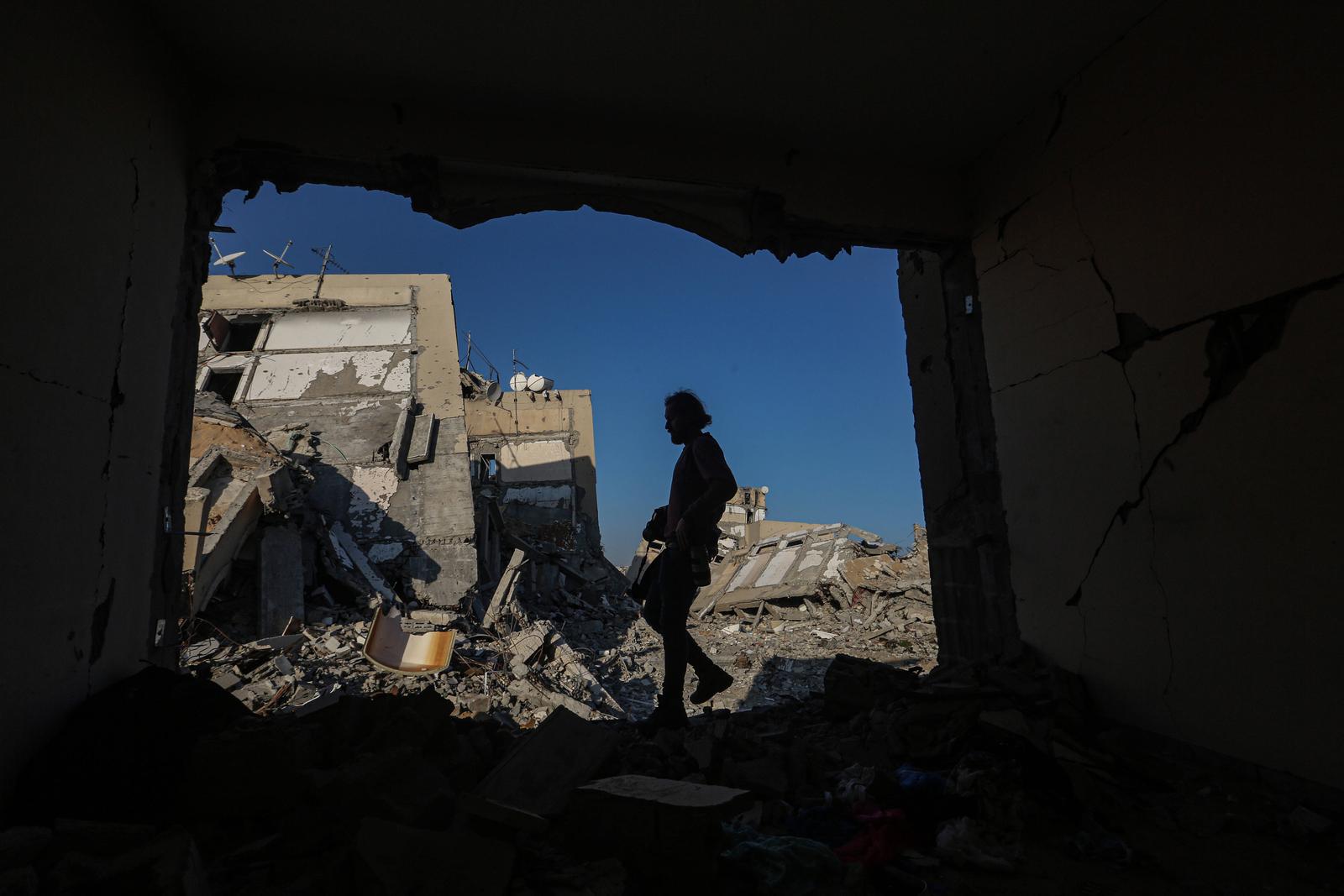 A view of the destruction as Palestinians continue their daily life with limited resources among the rubble of buildings destroyed as a result of Israeli attacks in the Sheikh Zayed Towers in Beit Lahia A view of the destruction as Palestinians continue their daily life with limited resources among the rubble of buildings destroyed as a result of Israeli attacks in the Sheikh Zayed Towers in Beit Lahia, northern Gaza on March 12, 2025. Approximately 2 million people were displaced in Gaza, with a population of 2.3 million, during the 15-month-long attacks of the Israeli army, targeting homes, hospitals, schools and shelters. Palestinians, who are deprived of the most basic needs such as shelter, food and clean water, are struggling with adv Copyright: xapaimagesxOmarxAshtawyxxapaimagesx Photo: IMAGO/Omar Ashtawy  apaimages/IMAGOSTOCK&PEOPLE