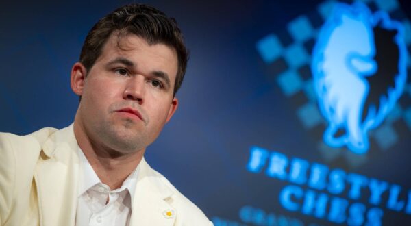 Magnus Carlsen während der Pressekonferenz. Freestyle Chess Grand Slam 2025 in Weissenhaus, 07.02.25 Weissenhaus Schleswig-Holstein Germany *** Magnus Carlsen during the press conference Freestyle Chess Grand Slam 2025 in Weissenhaus, 07 02 25 Weissenhaus Schleswig Holstein Germany Copyright: xAgentur54Gradx/xFelixxKoenigx Photo: IMAGO/54° / Felix Koenig/IMAGOSPORT