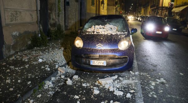 Strong earthquake, magnitude 4.4, with epicenter in the Campi Flegrei area but it was also clearly felt in Naples because it lasted very long, people in the streets in the Fuorigrotta and Bagnoli neighborhoods, debris falling from buildings causing damage to cars and also from a church bell tower, moments of tension with the police by the population when they were unable to enter the former NATO base in Bagnoli to seek shelter and refreshment. (Photo by Salvatore Laporta/Kontrolab / ipa-agency.net/IPA/Sipa USA) Photo: IPA/SIPA USA
