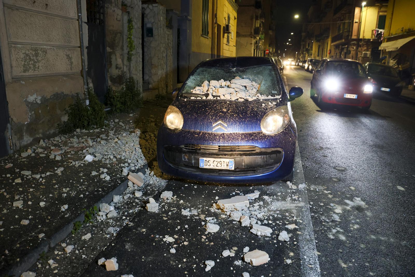 Strong earthquake, magnitude 4.4, with epicenter in the Campi Flegrei area but it was also clearly felt in Naples because it lasted very long, people in the streets in the Fuorigrotta and Bagnoli neighborhoods, debris falling from buildings causing damage to cars and also from a church bell tower, moments of tension with the police by the population when they were unable to enter the former NATO base in Bagnoli to seek shelter and refreshment. (Photo by Salvatore Laporta/Kontrolab / ipa-agency.net/IPA/Sipa USA) Photo: IPA/SIPA USA