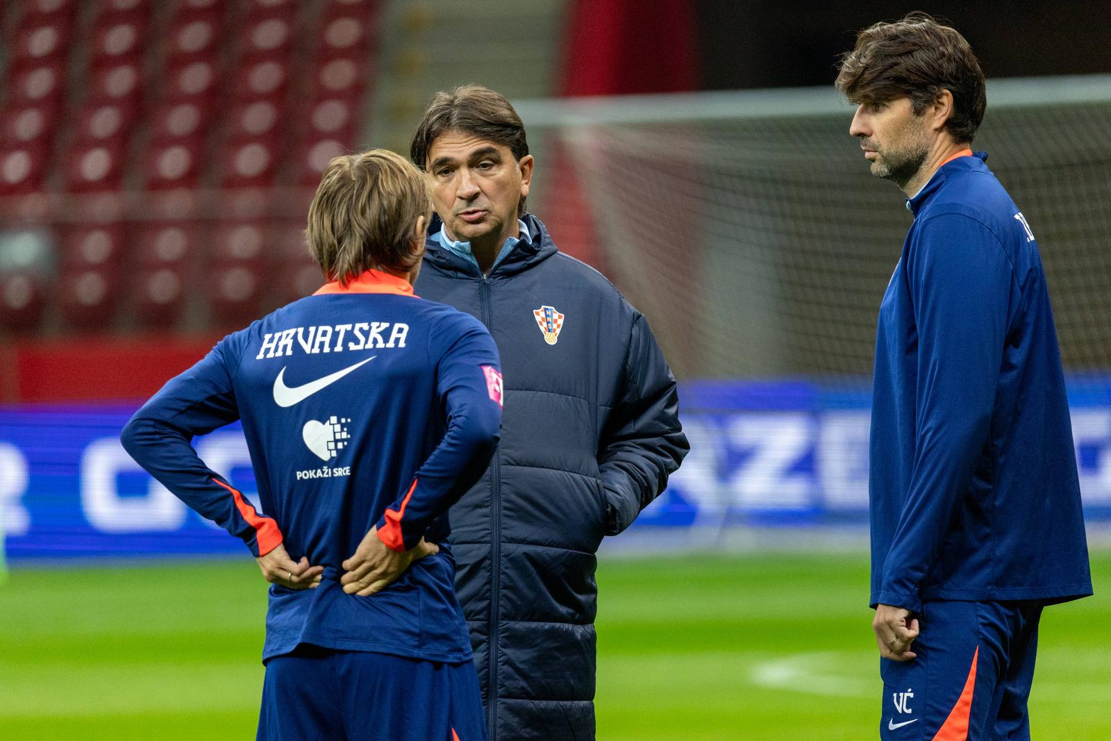 press conference, PK, Pressekonferenz and practice Croatia 14.10.2024 football, Warsaw, press conference and training session team Croatia before the game Poland - Croatia , UEFA Nations League on Mon 14 10 2024, league phase , image shows: Luka Modric L head coach Zlatko Dalic C photo Katarzyna Plewczynska/Fotostyk Copyright: xFotostykxPhotoxAgencyx 20241014FCTKP1010 Photo: IMAGO/IMAGOSPORT
