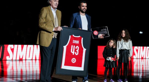 Krunoslav Simon (R) seen with Dino Meneghin (L) during the Turkish Airlines EuroLeague Regular Season Round 9 game between EA7 Emporio Armani Milan and Anadolu Efes Istanbul at Mediolanum Forum. Final score; EA7 Milan 92:76 Efes. (Photo by Fabrizio Carabelli / SOPA Images/Sipa USA) Photo: SOPA Images/SIPA USA