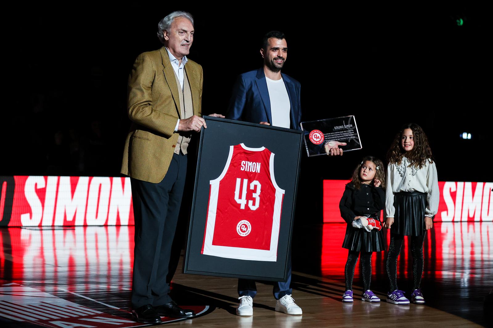 Krunoslav Simon (R) seen with Dino Meneghin (L) during the Turkish Airlines EuroLeague Regular Season Round 9 game between EA7 Emporio Armani Milan and Anadolu Efes Istanbul at Mediolanum Forum. Final score; EA7 Milan 92:76 Efes. (Photo by Fabrizio Carabelli / SOPA Images/Sipa USA) Photo: SOPA Images/SIPA USA