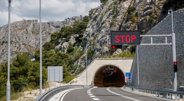 27.05.2024., Omis - Otvorenje nove obilaznice i Mosta preko rijeke Cetine. Otvorenju su prisustvovali ministar Oleg Butkovic te zupan Blazenko Boban sa svojim suradnicima. Photo: Zvonimir Barisin/PIXSELL