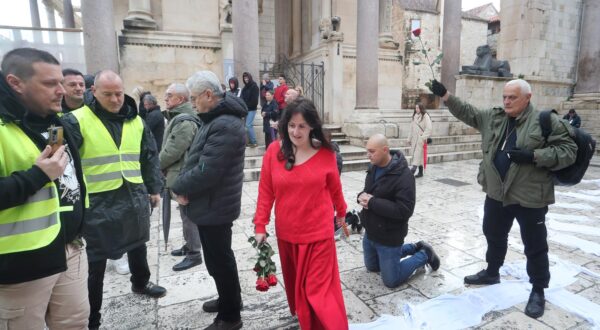 01.03.2024., Split - Tiha misa, skupna intervencija u javnom prostoru umjetnice Arijane Lekic - Fridrih. Protiv molitelja uz policijsko osiguranje. Photo: Ivo Cagalj/PIXSELL Photo: Ivo Cagalj/PIXSELL