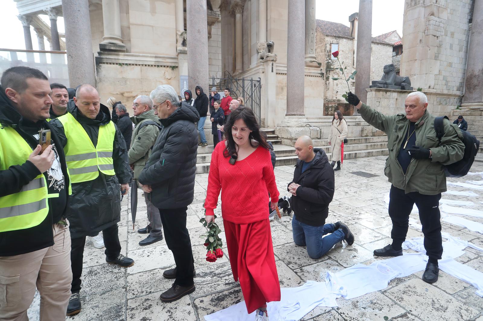 01.03.2024., Split - Tiha misa, skupna intervencija u javnom prostoru umjetnice Arijane Lekic - Fridrih. Protiv molitelja uz policijsko osiguranje. Photo: Ivo Cagalj/PIXSELL Photo: Ivo Cagalj/PIXSELL