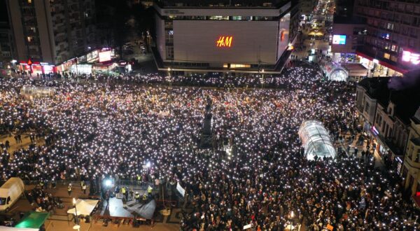 01, March, 2025, Nis -In Nis, tens of thousands of citizens paid tribute to the victims of the canopy collapse in Novi Sad on November 1, 2024 - 15 minutes of silence for the 15 victims. Photo: R.Z./ATAImages

01, mart, 2025, Nis - U Nisu, vise desetina hiljada gradjana odalo je postu zrtvama pada nadstresnice u Novom Sadu 1. novembra 2024. - 15 minuta tisine za 15 zrtava. Photo: R.Z./ATAImages Photo: R.Z./ATA Images/PIXSELL