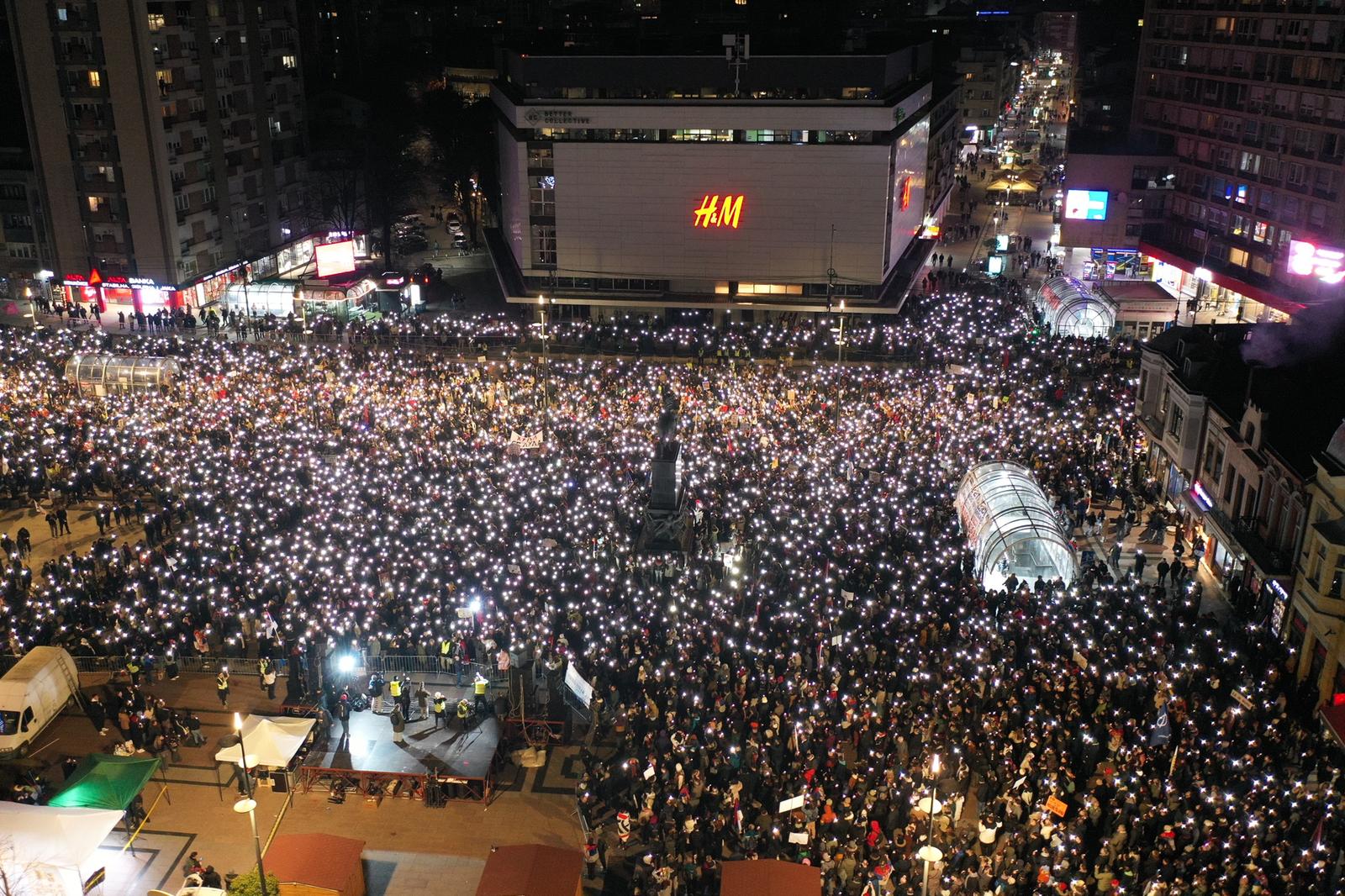 01, March, 2025, Nis -In Nis, tens of thousands of citizens paid tribute to the victims of the canopy collapse in Novi Sad on November 1, 2024 - 15 minutes of silence for the 15 victims. Photo: R.Z./ATAImages

01, mart, 2025, Nis - U Nisu, vise desetina hiljada gradjana odalo je postu zrtvama pada nadstresnice u Novom Sadu 1. novembra 2024. - 15 minuta tisine za 15 zrtava. Photo: R.Z./ATAImages Photo: R.Z./ATA Images/PIXSELL