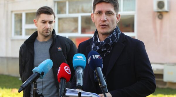 03.03.2025., Karlovac - Saborski zastupnik Mosta, Zvonimir Troskot odrzao je konferenciju za mediju o zastoju u realizaciji obecanja vezanih za poboljsanja vodovodne infrastrukture u Karlovcu. Photo: Kristina Stedul Fabac/PIXSELL