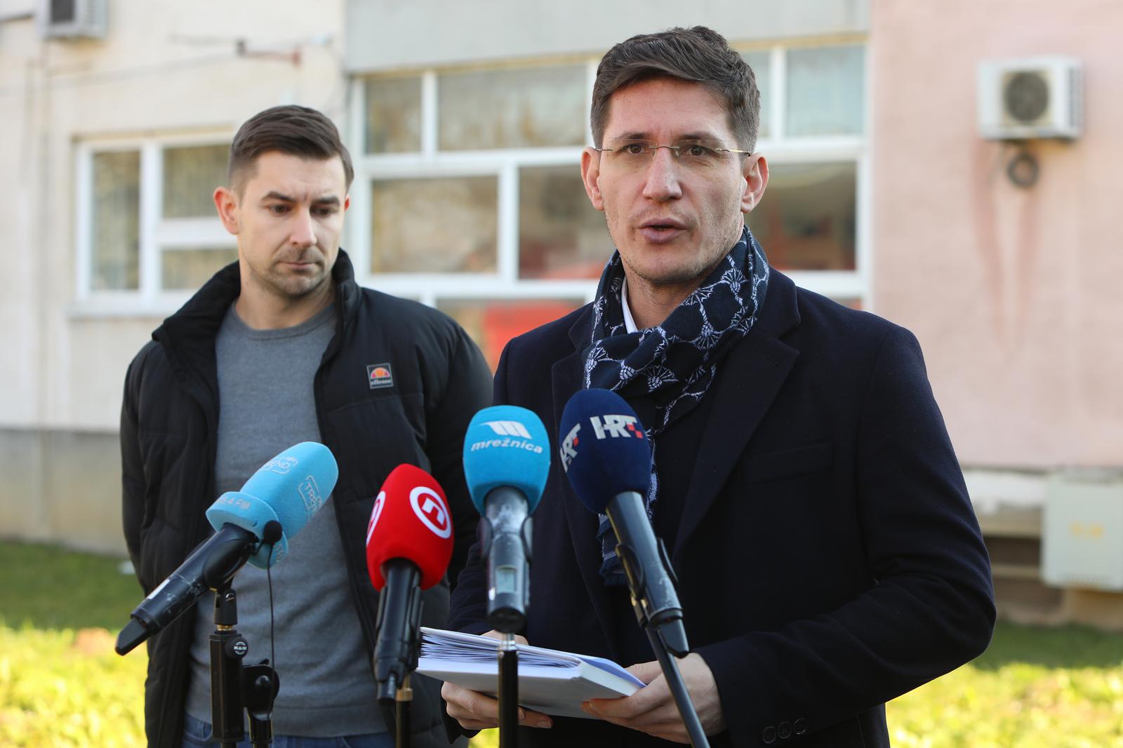 03.03.2025., Karlovac - Saborski zastupnik Mosta, Zvonimir Troskot odrzao je konferenciju za mediju o zastoju u realizaciji obecanja vezanih za poboljsanja vodovodne infrastrukture u Karlovcu. Photo: Kristina Stedul Fabac/PIXSELL