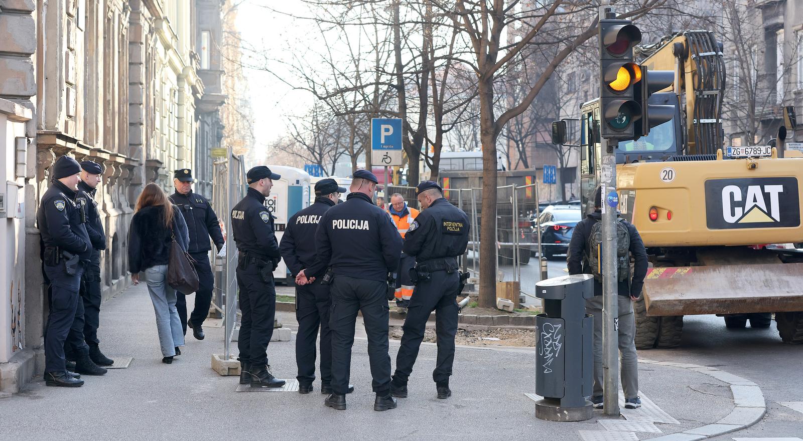 05.03.2025., Zagreb -Pod jakim policijskim osiguranjem danas je nastavljena izgradnja podzemnik spremnika u Zarjevicevoj ulici., protiv kojih se bune stanari. Photo: Patrik Macek/PIXSELL