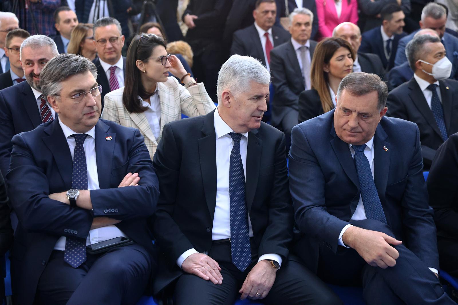 05.04.2022. Mostar -Nakon dvogodisnje pauze zbog pandemije koronavirusa, u Mostaru je otvoren 24. Medjunarodni sajam  gospodarstva. Mostarski sajam traje od 5. do 9. travnja a predstavit ce se izlagaci iz cijelog svijeta od kojih su tradicionalno najuzastupljeniji oni iz Hrvatske, Srbije, Italije, Austrije, Kine, Madjarske, Slovacke i Turske.
Dragan Covic, Andrej Plenkovic i Milorad Dodik
 Photo: Denis Kapetanovic/PIXSELL
