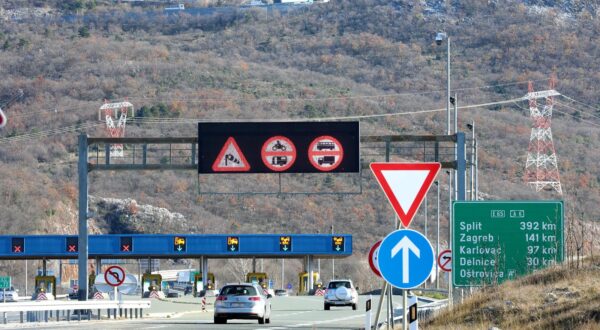 05.12.2024., Rijeka - Upozorenja i ogranicenja zbog jakog vjetra na autocesti Rijeka-Zagreb. Photo: Goran Kovacic/PIXSELL