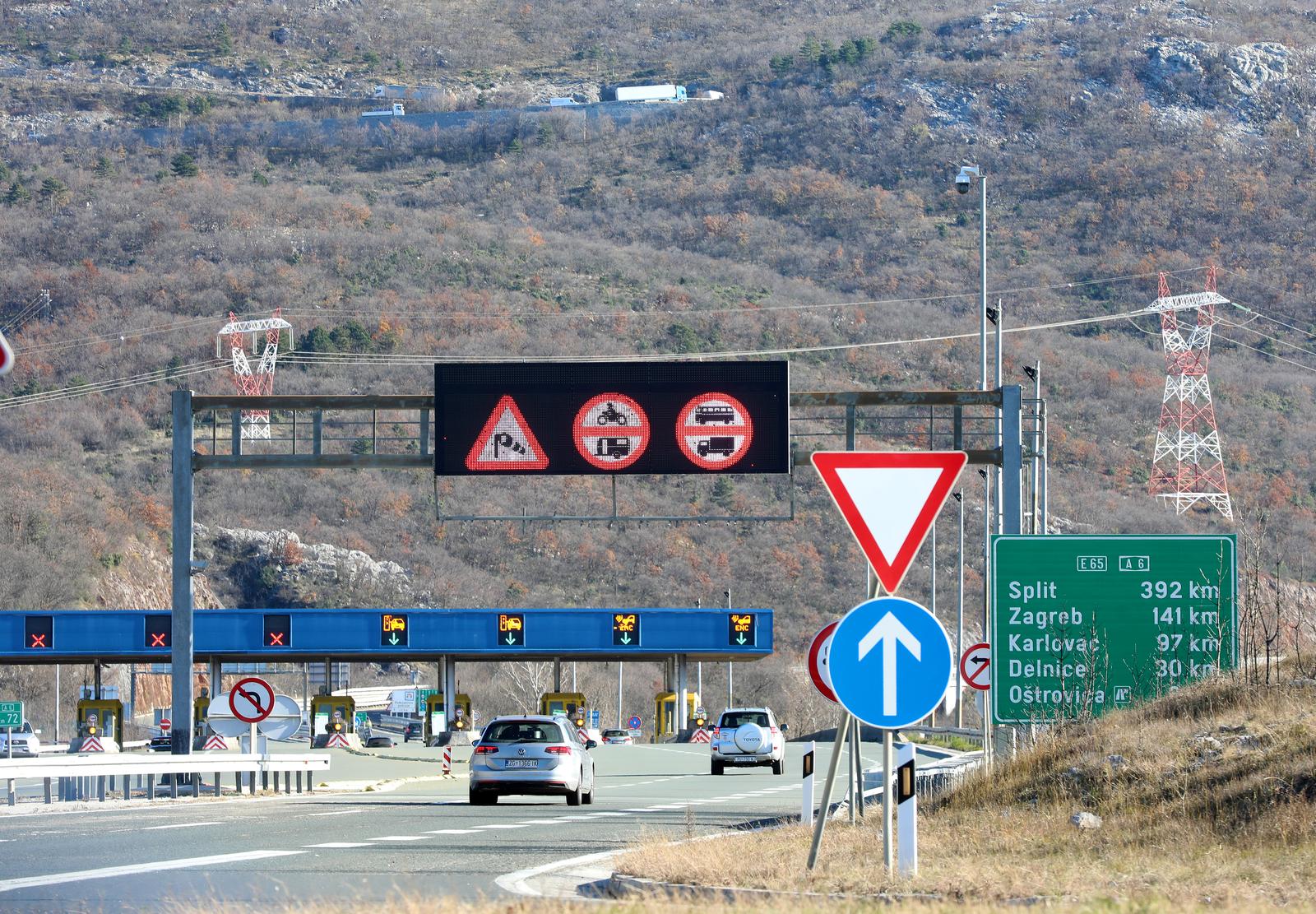 05.12.2024., Rijeka - Upozorenja i ogranicenja zbog jakog vjetra na autocesti Rijeka-Zagreb. Photo: Goran Kovacic/PIXSELL