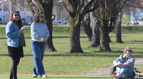 06.03.2025., Karlovac - Iznaprosjecno toplo i suncano vrijeme izmamilo je gradane u parkove i na terase kafica. Photo: Kristina Stedul Fabac/PIXSELL