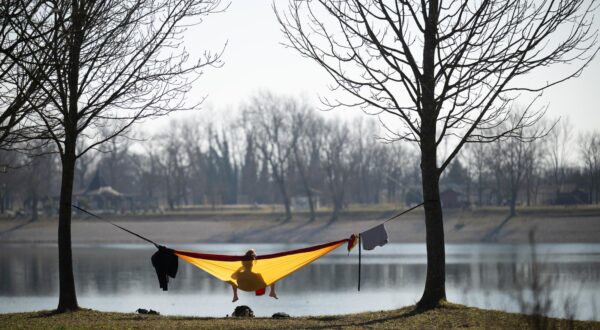 06.03.2025., Zagreb - Djevojka uziva u proljetnom suncu u visecoj lezaljci na Jarunu. Photo: Davor Puklavec/PIXSELL